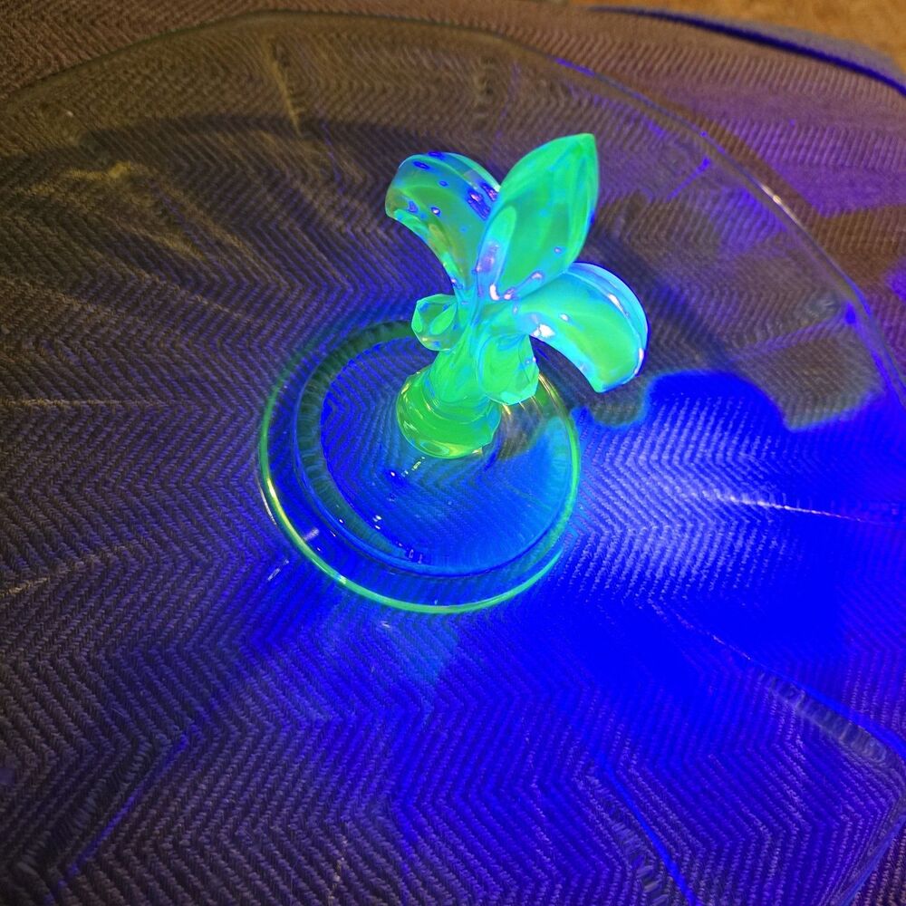 Vintage Fostoria Green Uranium Glass Serving Tray W/ Fleur De Lis Handle - Picture 6 of 6